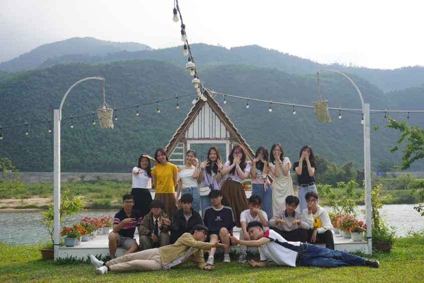 Thư giãn ngắm hoàng hôn bên bờ sông Cu Đê tại Làng Mê