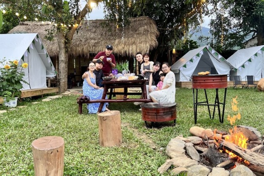 Trang thiết bị bên trong lều camping Làng Mê Hòa Bắc