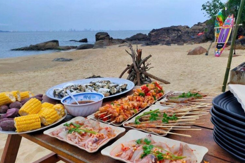 Bữa tiệc BBQ ấm cúng là khoảnh khắc gắn kết tuyệt vời cùng bạn bè buổi chiều tại Làng Vân