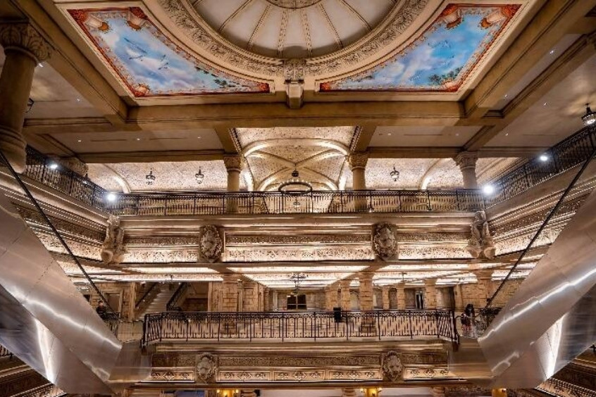 Tổng thể xây dựng lâu đài được chia thành 4 tầng