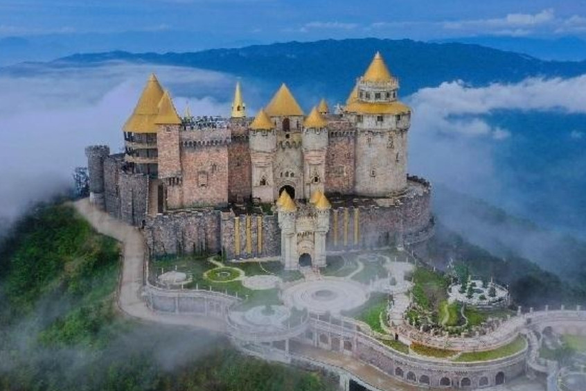 Lâu đài Mặt Trăng Bà Nà Hills ẩn hiện trong đám mây