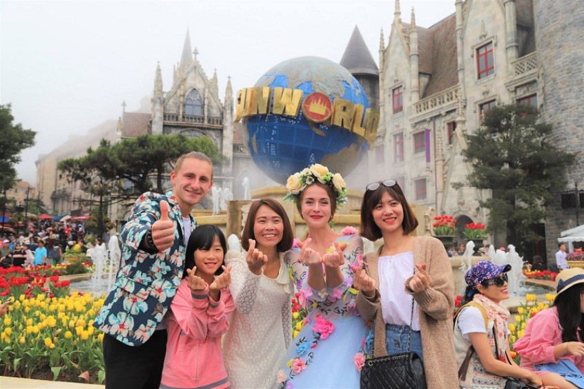 Du khách tham quan Bà Nà Hills