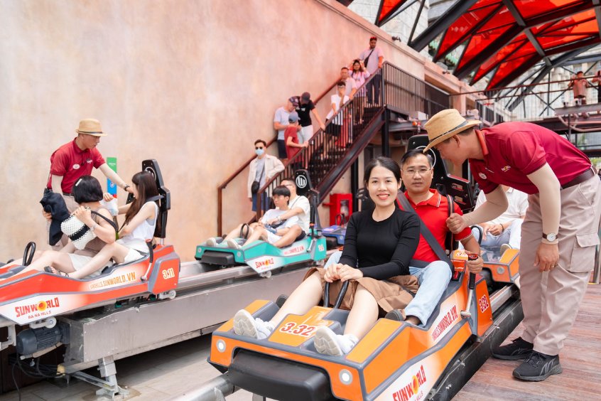 Du khách tham gia trò chơi