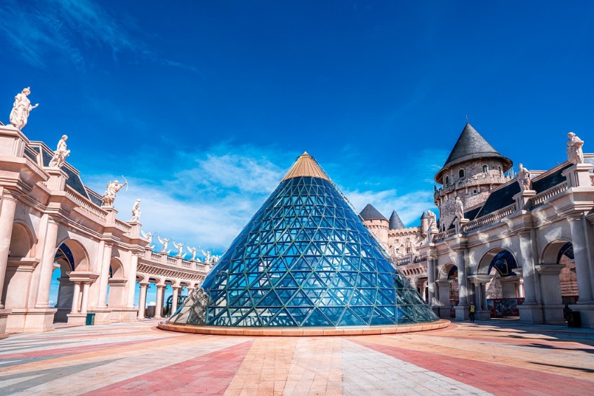 Toàn cảnh quảng trường Nhật thực Bà Nà Hills dưới nắng&nbsp;