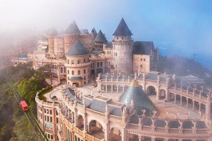 từ ga cáp treo Morini, bạn chỉ mất 10 phút bộ hành để đến