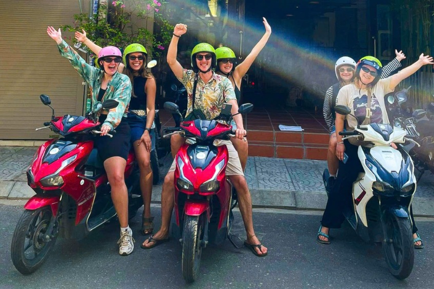 Du khách có thể tự do khám phá và ngắm cảnh trên đường đi bằng xe máy