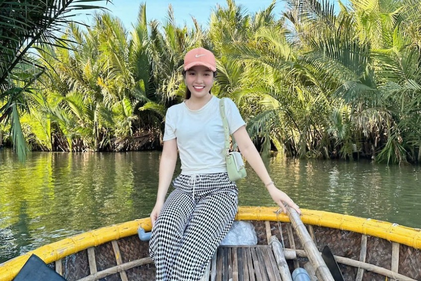 Du khách hào hứng check-in tại rừng dừa Hội An