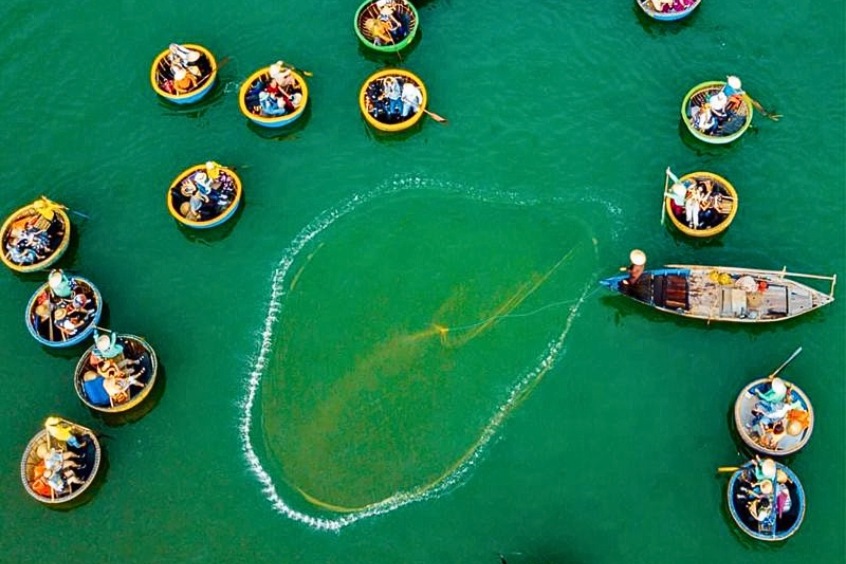 Khoảnh khắc chài bung tỏa, đẹp như một nhịp thở của sông nước