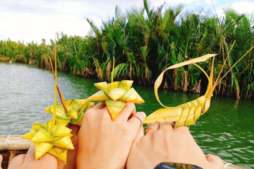 Trải nghiệm làm quà lưu niệm thủ công từ lá dừa – hoạt động yêu thích của du khách khi đến rừng dừa Bảy Mẫu