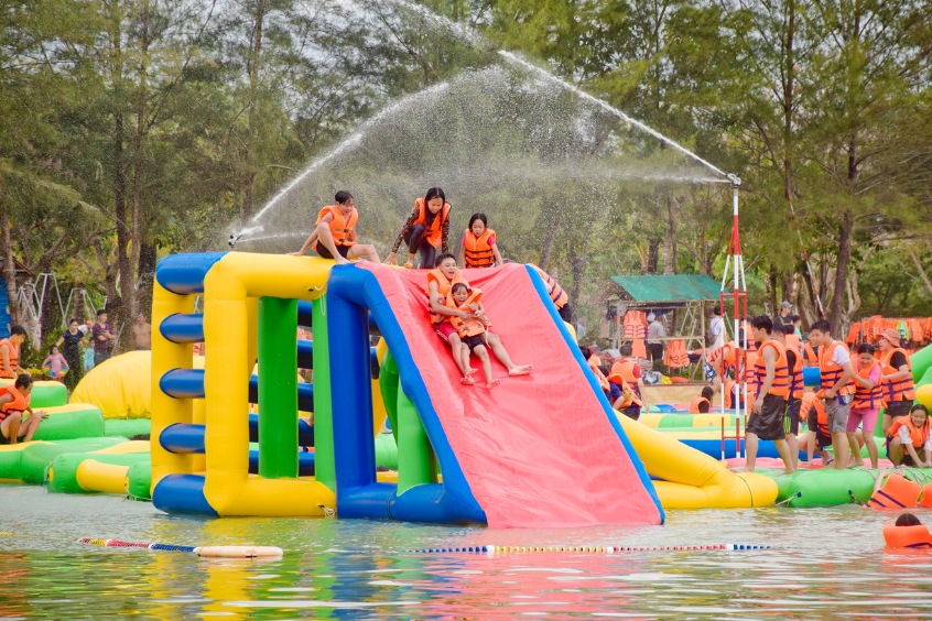Du khách tự do chơi đùa tại nhà phao nổi ở khu du lịch Suối Mơ