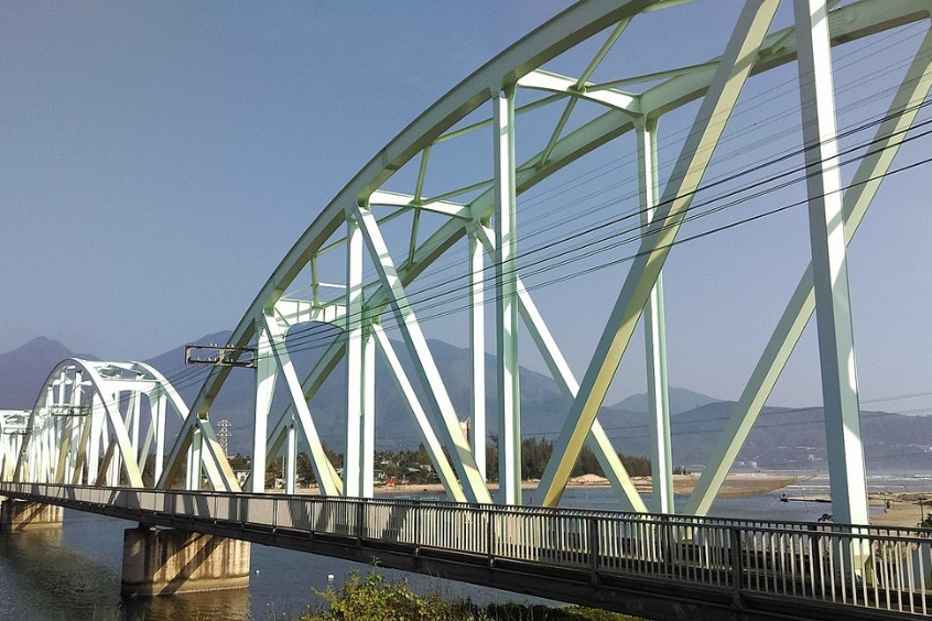 Cận cảnh cầu sắt cổ