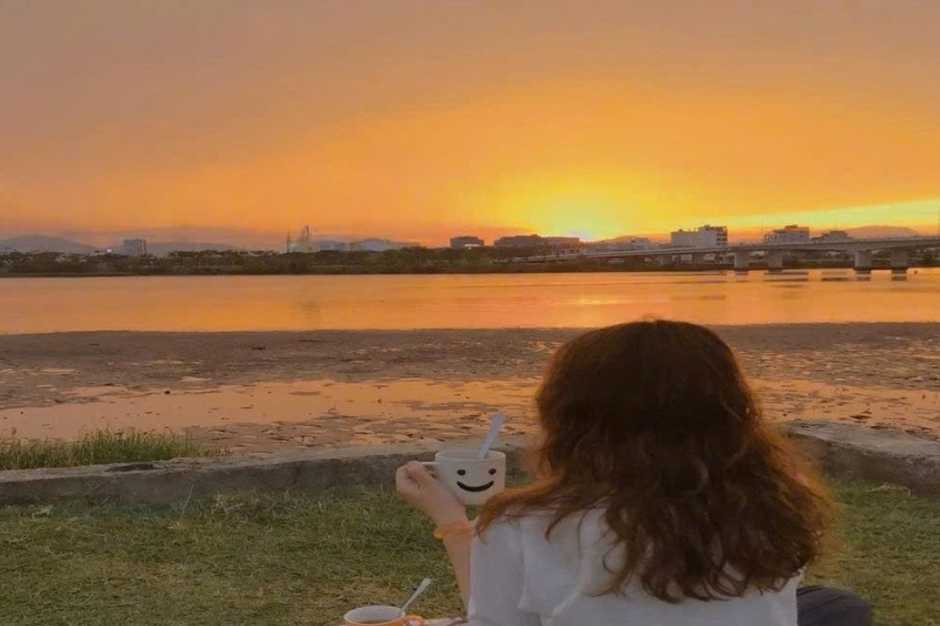 Hoàng hôn đầy ánh vàng cam bao phủ sông Hàn