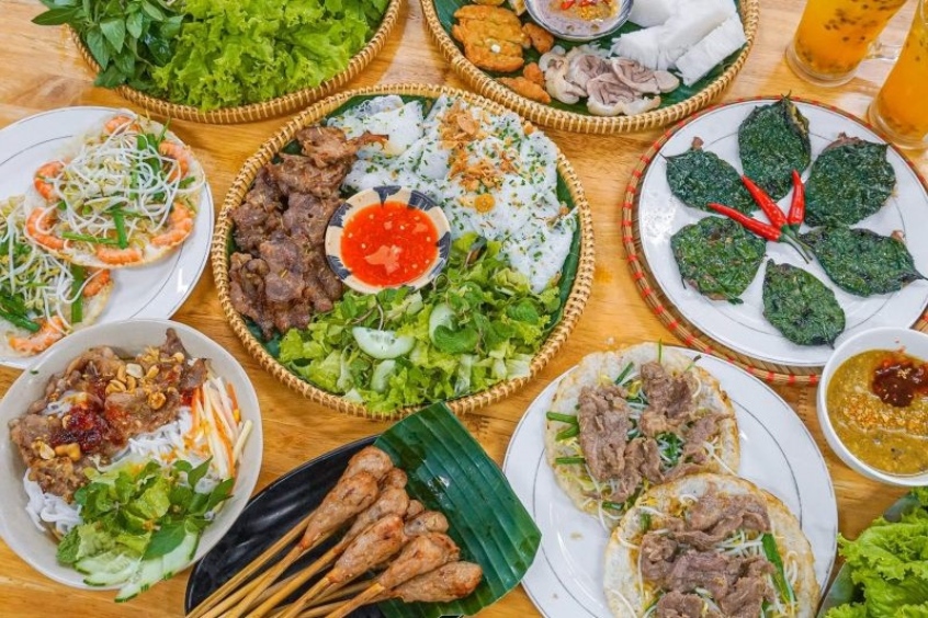 Thưởng thức đặc sản Đà Nẵng gần khu vực cầu Tiên Sơn là trải nghiệm khó quên