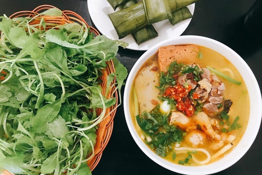 Bánh canh ở đây có nước dùng đậm đà, sợi bánh canh dai mềm và tôm tươi ngon