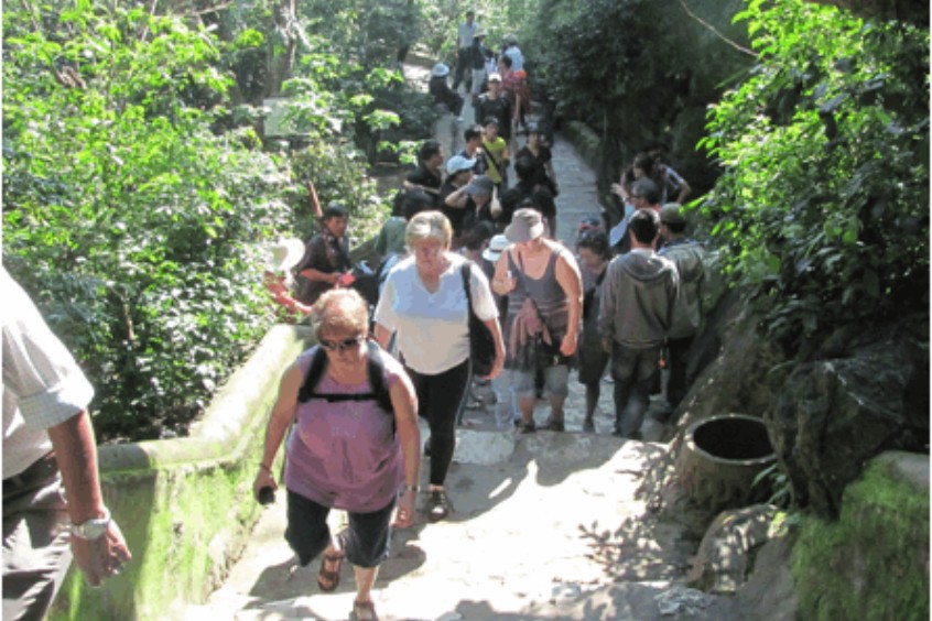 du khách leo núi thủy sơn