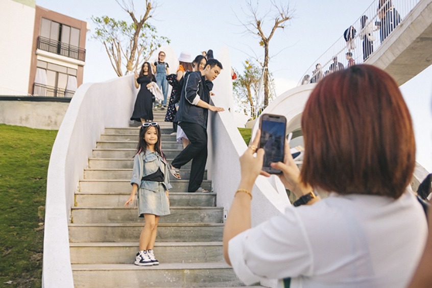 Nhiều người lớn tuổi hay gia đình cũng tranh thủ đến đây tham quan, check in, vui chơi