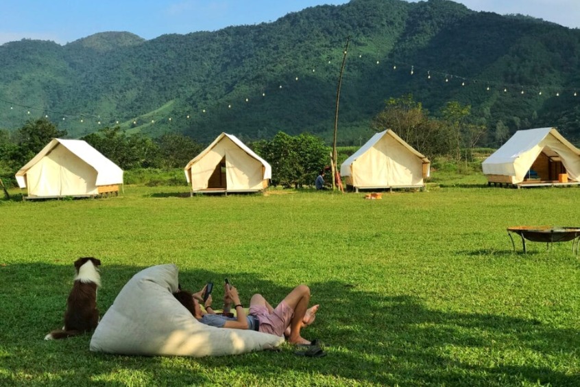 Thư giãn trên thảm cỏ xanh bên dòng sông Cu Đê vào một buổi chiều nắng đẹp