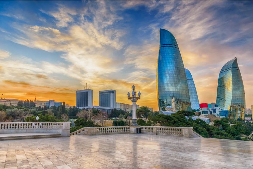  Khung cảnh mùa thu ở Baku, Azerbaijan với ba tòa Flame Towers