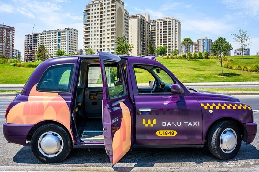 Taxi màu tím đặc trưng của Baku