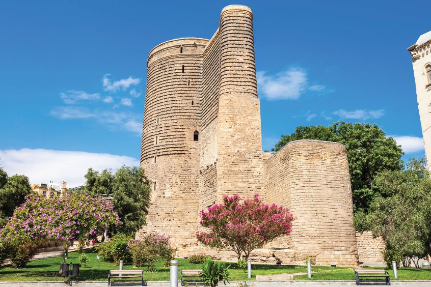Tháp Maiden (Giz Galasi) bằng đá cổ nằm ở thành phố Baku, Azerbaijan