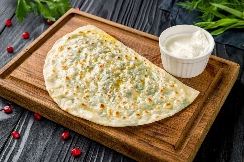 Món bánh qutab truyền thống của Azerbaijan