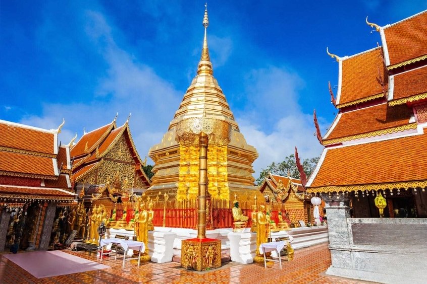Chùa Phrathat Doi Suthep nổi tiếng với kiến trúc độc đáo và ấn tượng