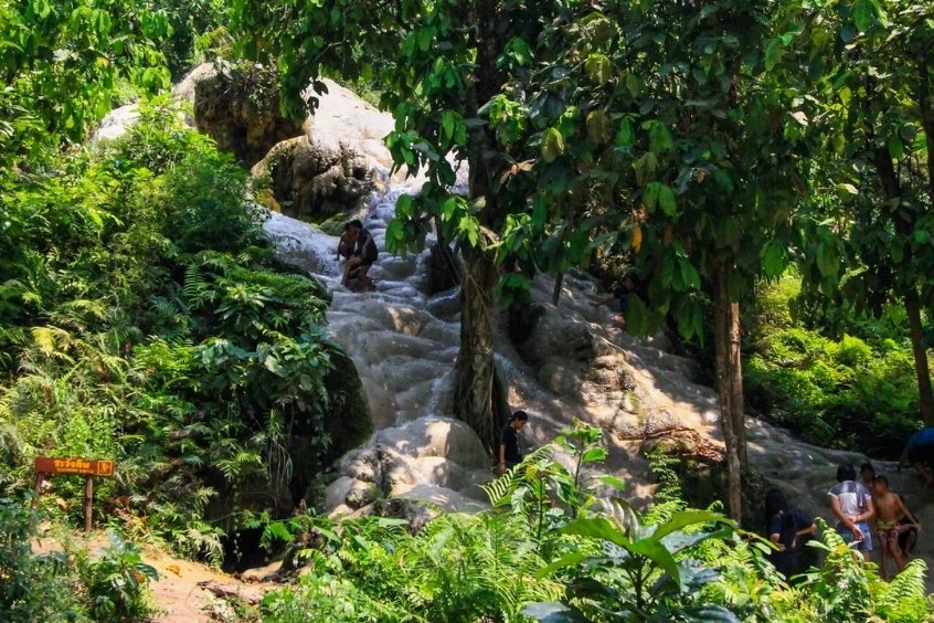 Thác Bua Tong Sticky với không gian tự nhiên trong lành và mát mẻ