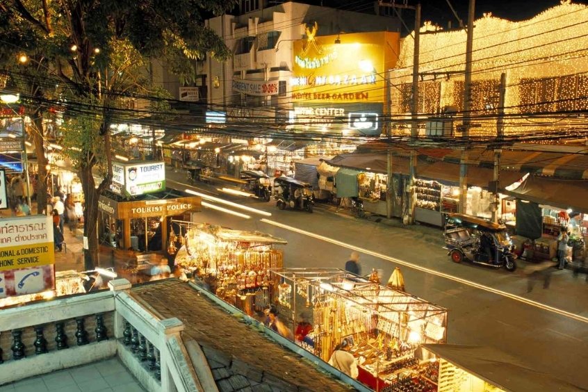 Chợ đêm Bazaar với nhiều gian hàng thủ công mỹ nghệ