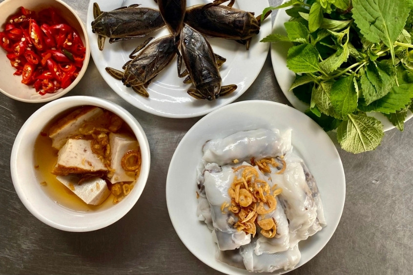 Bánh cuốn Thanh Trì món ăn truyền thống với lớp bánh mỏng mềm, nhân thơm lừng, đậm đà hương vị Bắc Bộ