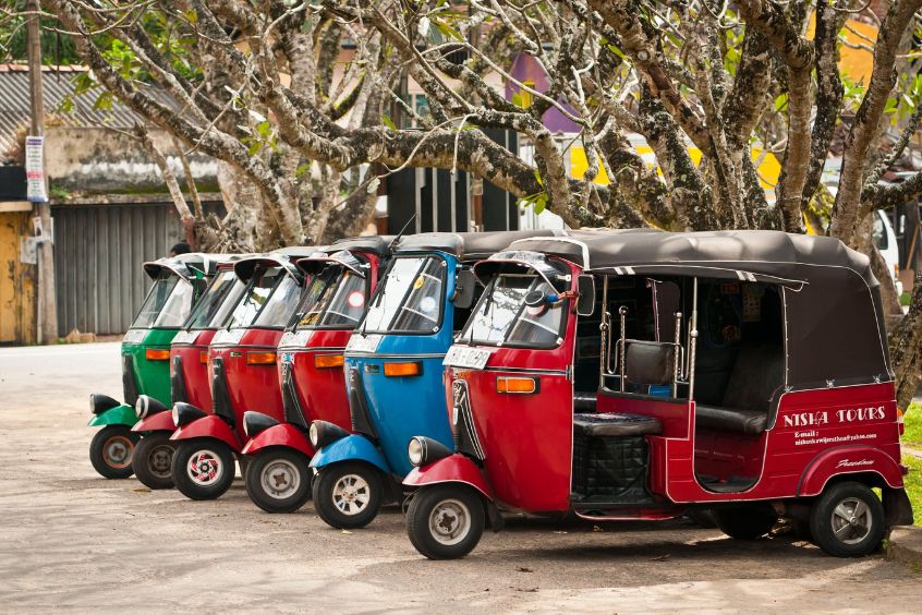 Tuk tuk là phương tiện đặc trưng và phổ biến nhất tại các thành phố ở Sri Lanka