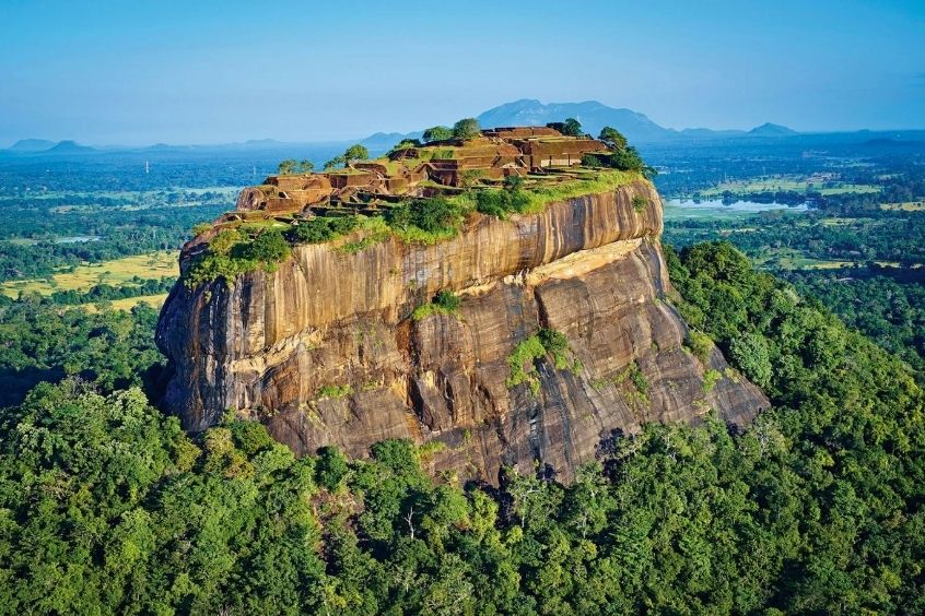 Thành cổ Sigiriya nằm trên đỉnh đá Sigiriya nổi tiếng ở Sri Lanka