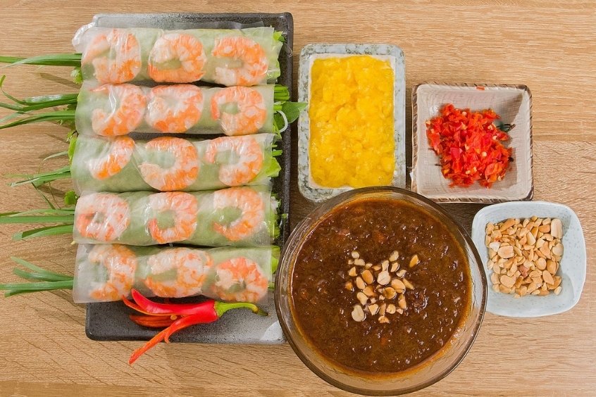 Gỏi cuốn tôm ngon hơn khi chấm cùng mắm nêm hoặc tương đậu béo ngậy