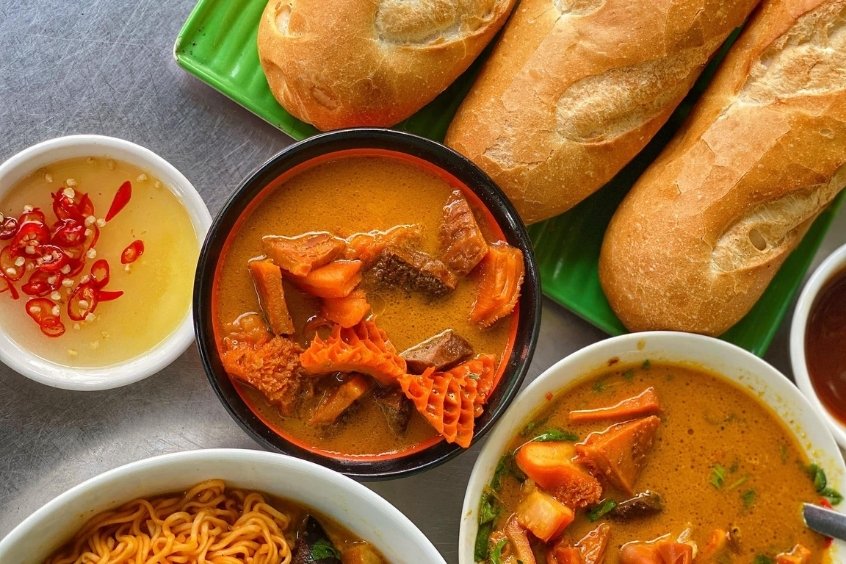 Phá lấu đậm đà, topping chất lượng như lòng bò, phèo non, ăn một miếng là mê cả hương lẫn vị