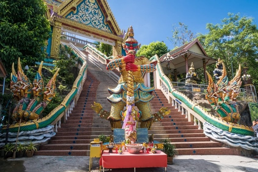 Chùa Wat Khao Rang là nơi lưu giữ tượng Phật vàng nổi tiếng