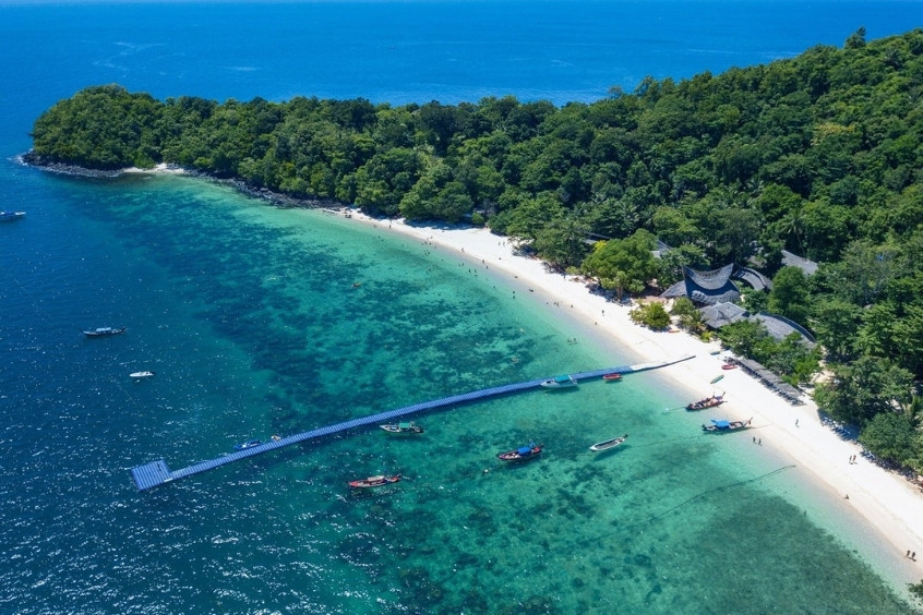 Cảnh Đảo San Hô nổi bật với nước biển trong xanh và các rạn san hô đầy màu sắc