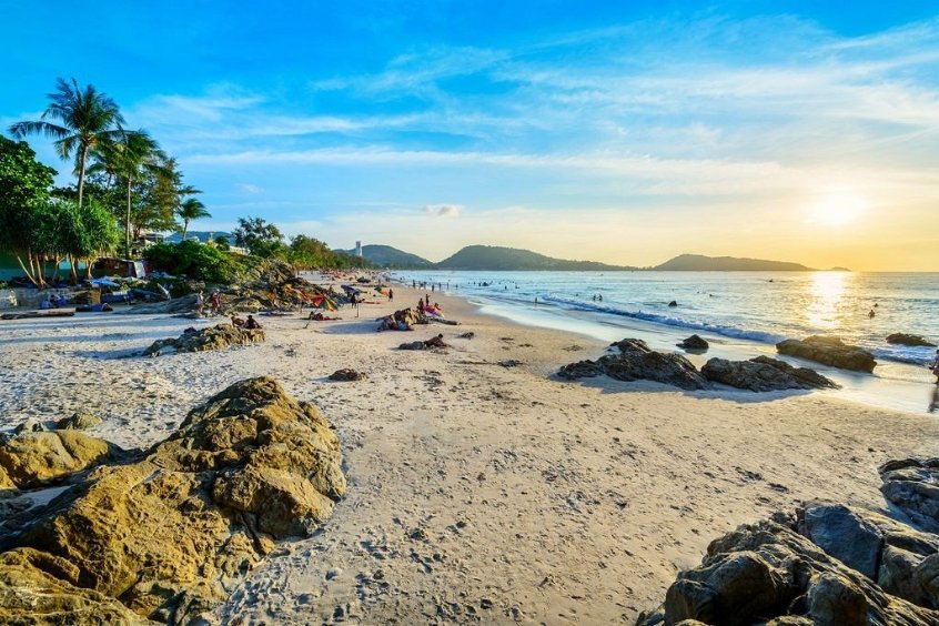 Toàn cảnh Bãi biển Patong ở Phuket với biển xanh, cát trắng và các hoạt động du lịch sôi nổi
