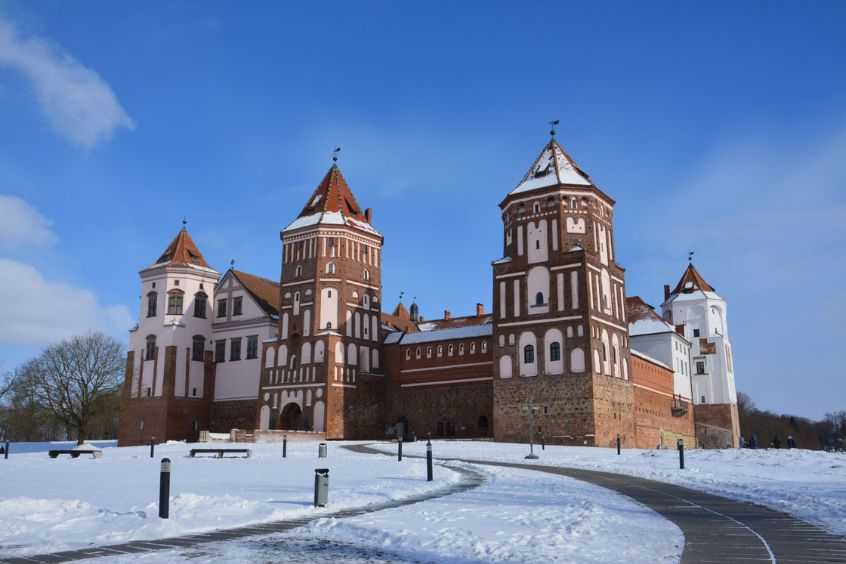 Lâu đài Mir hùng vĩ phủ đầy tuyết trắng trong mùa đông tại Belarus