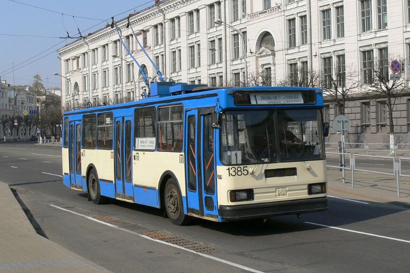 Xe Troleybus di chuyển trên đường phố Minsk, Belarus