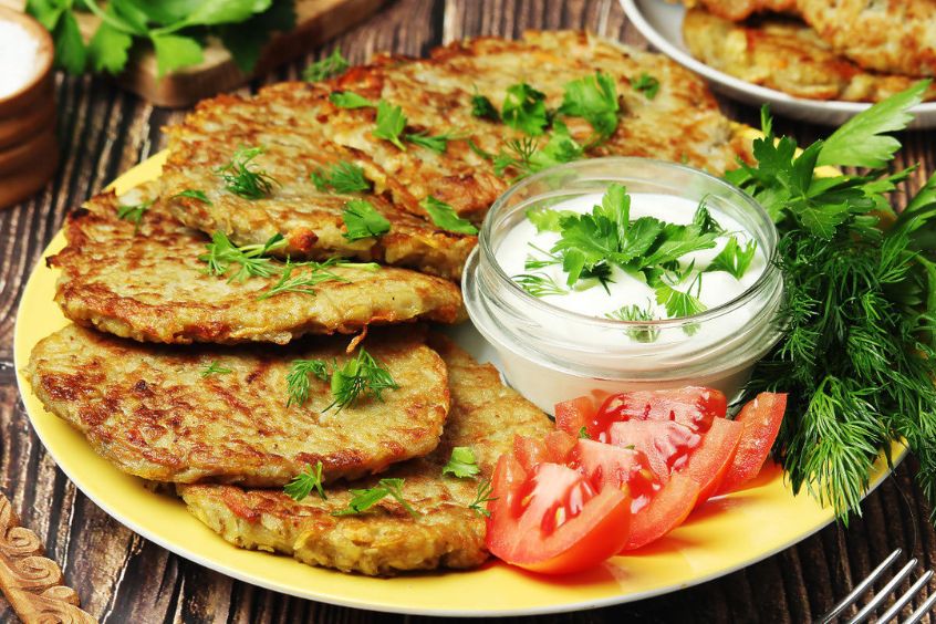 Món bánh khoai tây chiên Draniki truyền thống của Belarus