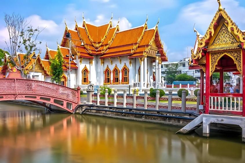 Chùa Cẩm Thạch Wat Benchamabophit với mái ngói men màu