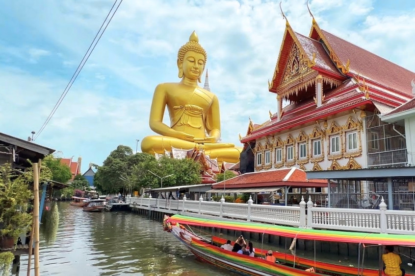 Chùa Wat Paknam tĩnh lặng bên bờ sông Bangkok
