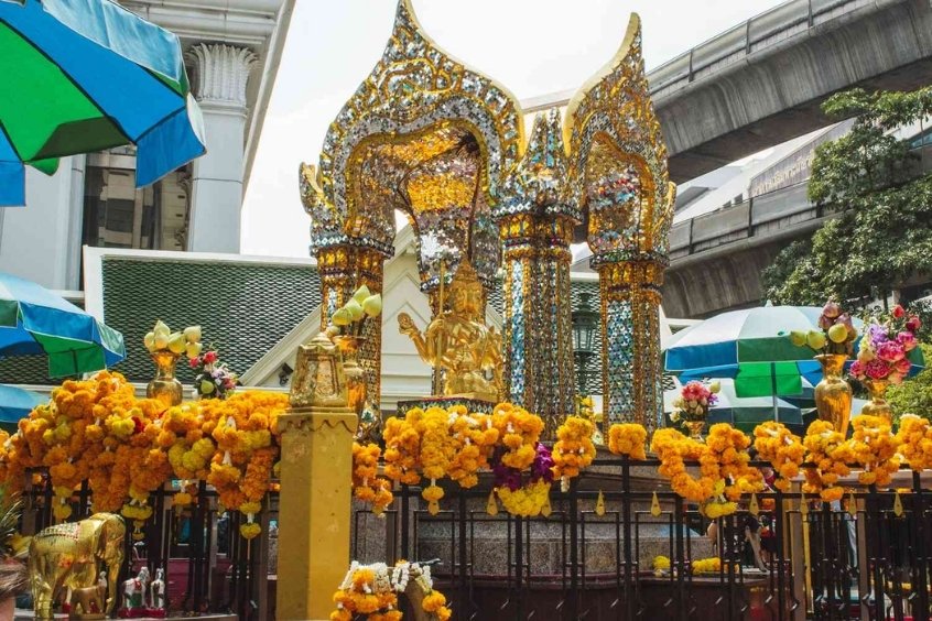 Đền Erawan linh thiêng ở ngay trung tâm Bangkok