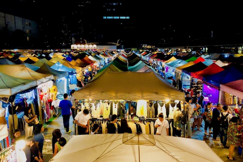 Không khí náo nhiệt về đêm của Chợ đêm Talad Rot Fai Ratchada