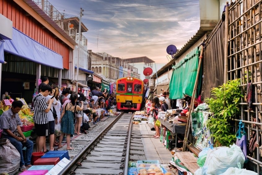 Cảnh tượng tàu chạy độc đáo giữa chợ đường ray Maeklong
