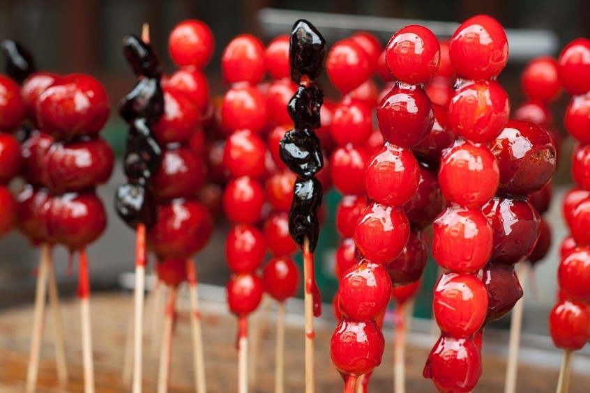 Kẹo hồ lô món quà vặt truyền thống, giòn tan lớp đường, ngọt ngào hương vị Trung Hoa