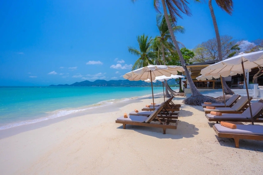 Biển Chaweng Koh Samui với cát trắng mịn và làn nước xanh trong