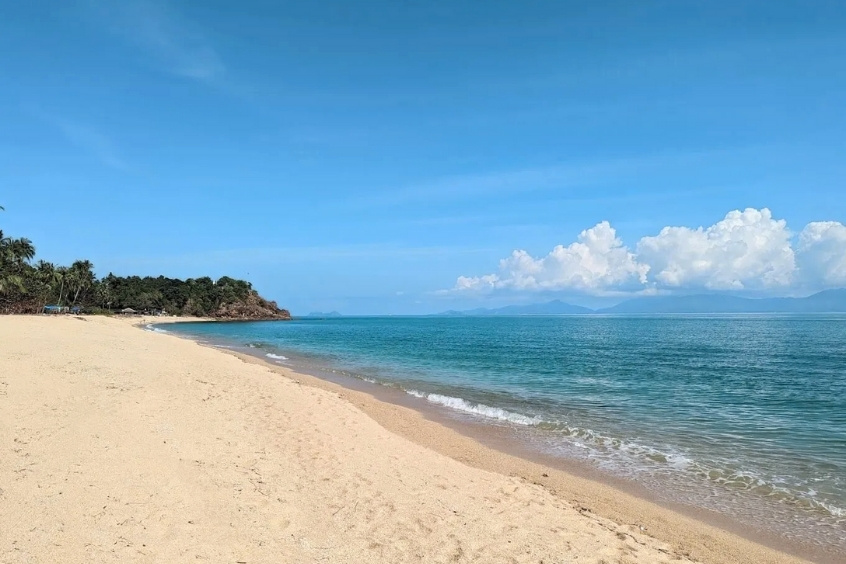 Bãi biển Maenam Koh Samui với hàng dừa xanh và bãi cát mịn