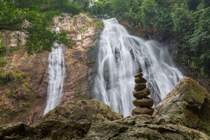 Thác Na Muang Koh Samui với làn nước đổ trắng xóa và rừng xanh