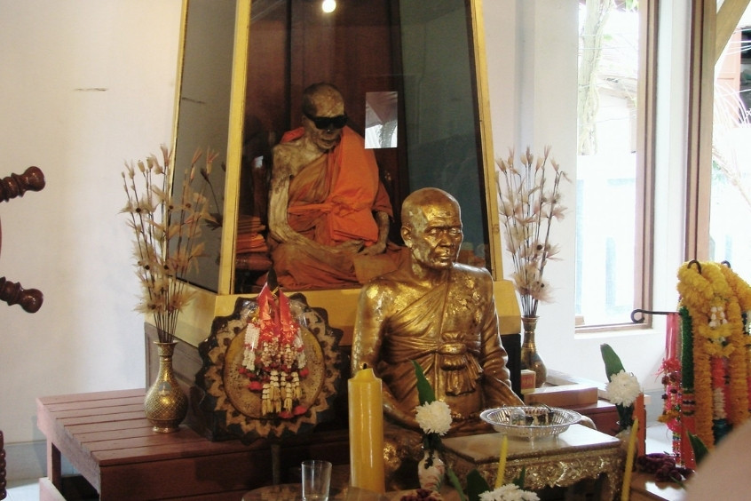 Chùa Wat Khunaram với tượng nhà sư ướp xác nổi tiếng
