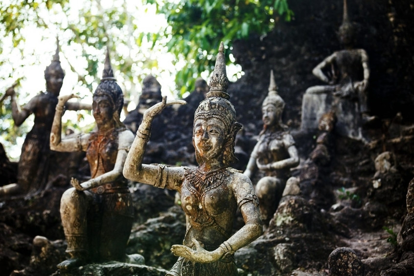 Secret Buddha Garden với tượng Phật đá giữa rừng cây xanh mát